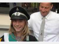 Die Uniform passt zu jedem Alter